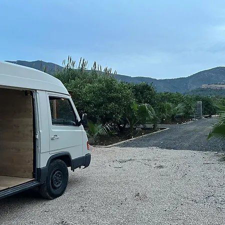 キャンプ場 Camper Mercedes En La Naturaleza