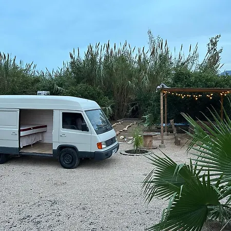 Kemping Camper Mercedes En La Naturaleza *